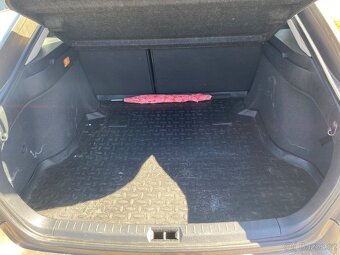 Toyota Avensis liftback - 8