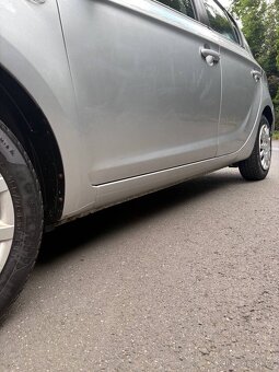 Hyundai i20, r. 2010, 1.2i – spolehlivý a úsporný vůz - 8