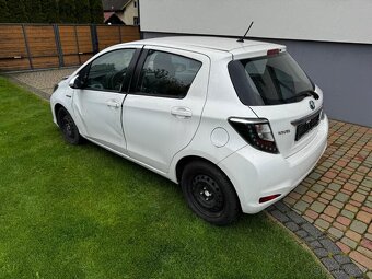 Toyota Yaris 1.5 Hybrid 55kw automat rok 2014 - 8