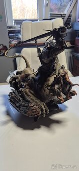 Witcher III Wild Hunt - socha Geralt Battling a Griffin - 8