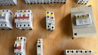 Jističe, pojistky, relé, stykače, proudové chrániče - různé - 8