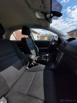Málo opotřebovaná, garážovaná TOYOTA AVENSIS - 8