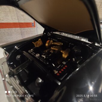 Chrysler 300 c Ertl 1:18 - 8