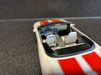 Chevrolet Camaro cabrio 1:18 - 8