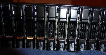 Disková police DELL PowerVault osazená 24 ks SAS 600 GB 15k - 8