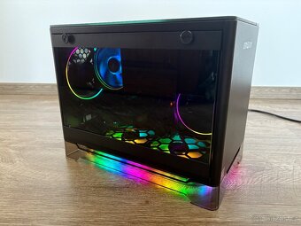 PC: AMD Ryzen 7 3700X + 16GB DDR4 RAM + 250GB SATA SSD - 8