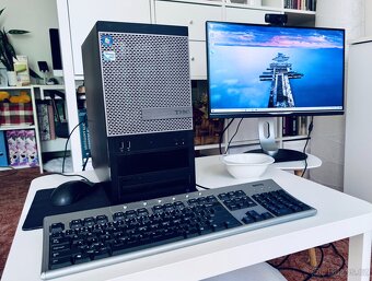 Dell PC, monitor, klávesnice, myš a WiFi router Asus, SSD - 8