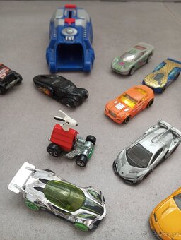 Mix autíček HotWheels + odpalovač aut - 8