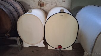 plastové nádoby sudy 150, 225, 300 a 500 litrů - 8