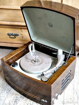 Starý elektronkový gramofon PYE Black Box, Anglie, 1955 - 8