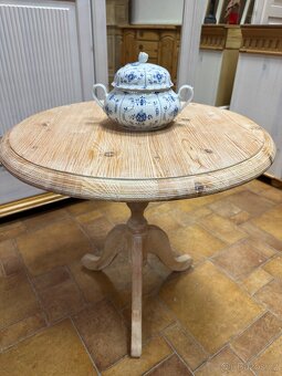 Kulatý masivní stolek, drásaná Pinie - 8