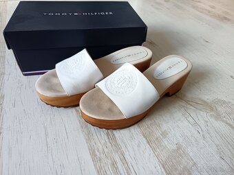 Dámské pantofle dřevaky Tommy Hilfiger - 8