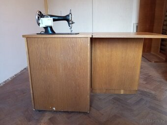 šicí stroj ve skřínce - 8