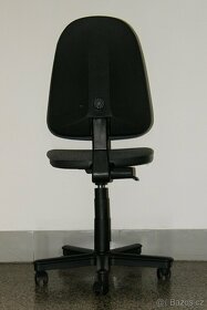 Kancelářské židle s područkami a bez područek - 8