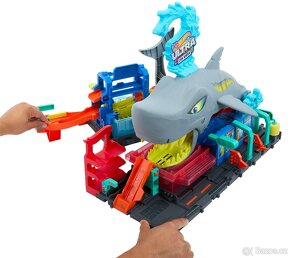Hot Wheels City Color Reveal automyčka se žralokem a angličá - 8