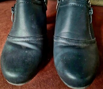 Černé kotníkové boty. - 8