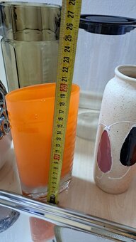 Vázy, šálky, džbány, tácek, prkýnko, odměrka,... - 8