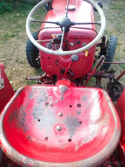 traktor MC CORMICK - 8