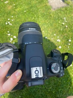 Canon 1220D se základním objektivem a brašnou - 8
