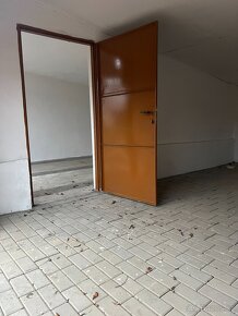 Prodám/pronajmu dvě propojené garáže v Rokycanech - 8