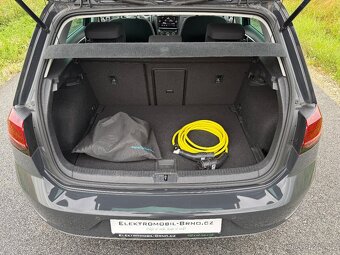 Volkswagen e-Golf, 36kWh,SoH 93%,CCS,NAVI, s DPH 349 000,- - 8