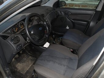 Ford Focus sedan benzín - 8