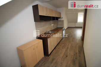 Útulný podkrovní byt 1+1 ve druhém patře cihlového domu - 8