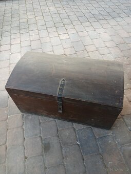 Staré dřevěné kufry, koš - 8