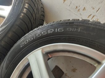 Prodám sadu zimních pneu na ALU discích - 8