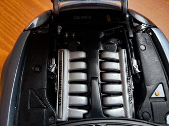 Model auta Aston Martin DB7 VANTAGE V12, 1:18 - 8