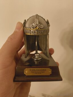 Sběratelské miniatury historických přileb (8 kusů) - 8