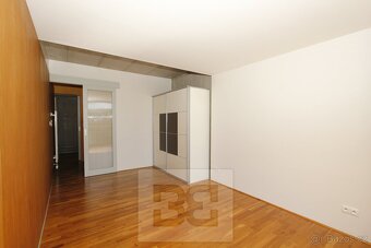 Prostorný a světlý byt 2+kk (66 m2) s garáží a vinným boxem - 8