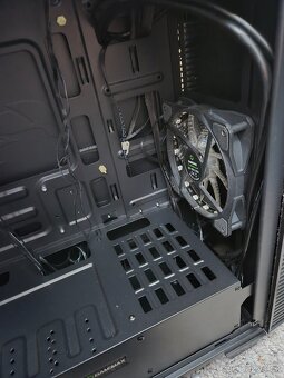 Prodám PC skříň s chladičem - 8