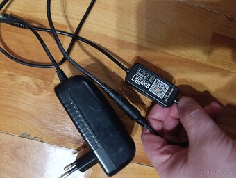 napájecí adaptér s kabelem a DC konektorem. - 8