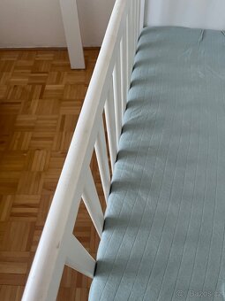 Prodám postýlku IKEA Sundvik s matrací IKEA Skönast - 8