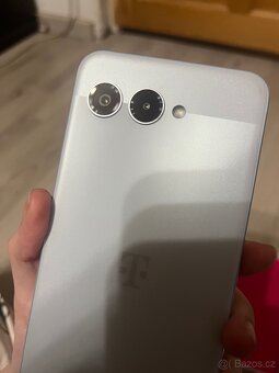 T Phone 3, Stříbrný - 8