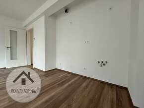 Prodej bytu- ateliér 1kk  52,90m2, s předzahrádkou 32 m2 a p - 8