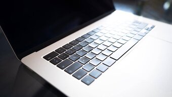 Macbook Air M3 2024, velikost 15, barva starlight, 8GB ram, - 8