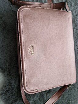 GUESS Crossbody růžová kabelka, jako nová + dustbag - 8