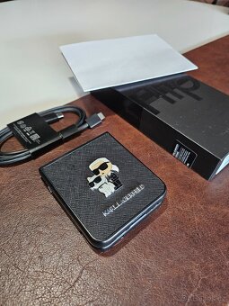 Samsung Galaxy Z Flip 4 5G 8GB/256 GB Černý- TOP STAV Z - 8
