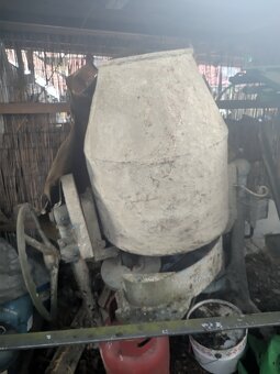 Různé nářadí pro stavbu - 8