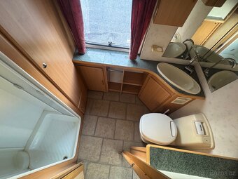 KARAVAN COMPASS CORONA 482 SOLÁRY SPRCHA - 8