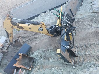 Smykovy nakladac CAT 256C - 8