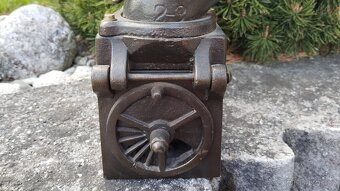 Obrovská komínová velmi stará sbírková žehlička D.R.G.M. - 8