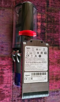 vysavač Dyson V10 - 8