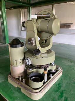 Starý teodolit v kovovém/ koženém obalu na záda - 8