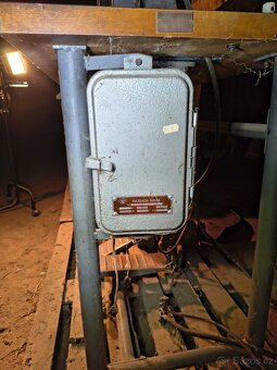 Stůl s šicího stroje - 8