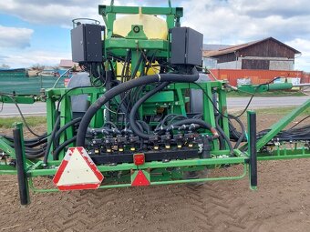 postřikovač John Deere 840 - 8