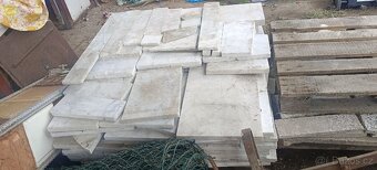 Větší množství bílého mramoru se šedým žilkováním zbytky - 8