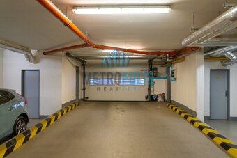 Prodej bytu 2+kk, 63 m², terasa, zahrádka, sklep, garáž – Pý - 8